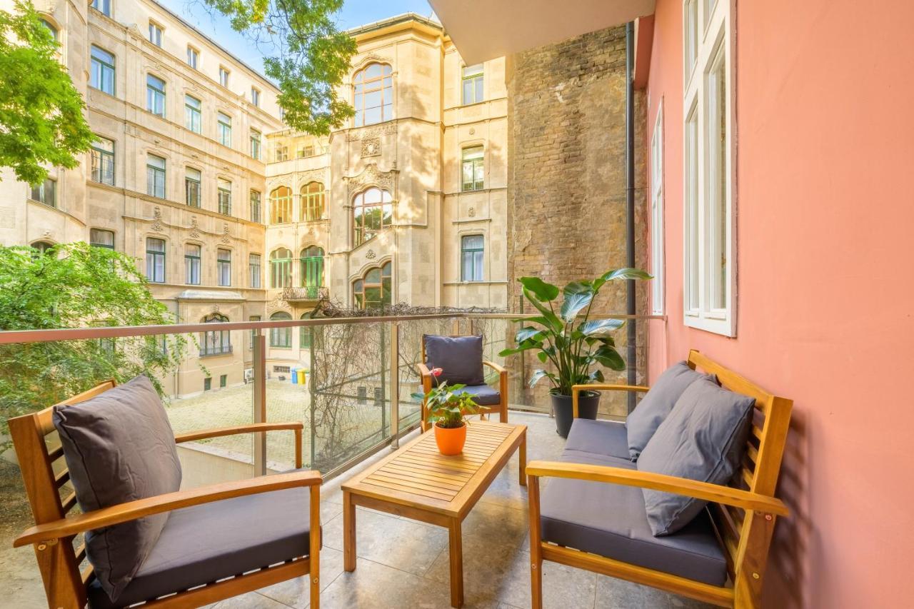 Best Seasons La Famiglia Budapest Exterior foto