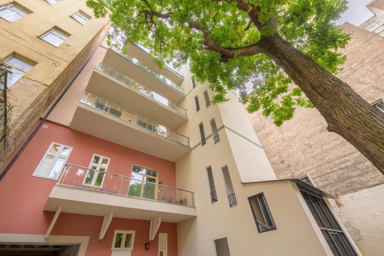 Best Seasons La Famiglia Budapest Exterior foto