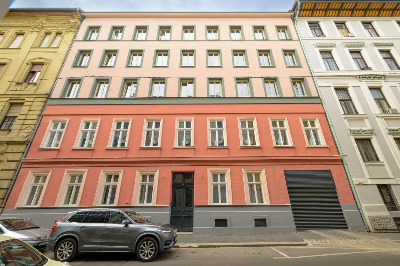 Best Seasons La Famiglia Budapest Exterior foto